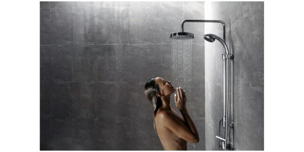 mujer duchándose con temperatura del agua tibia